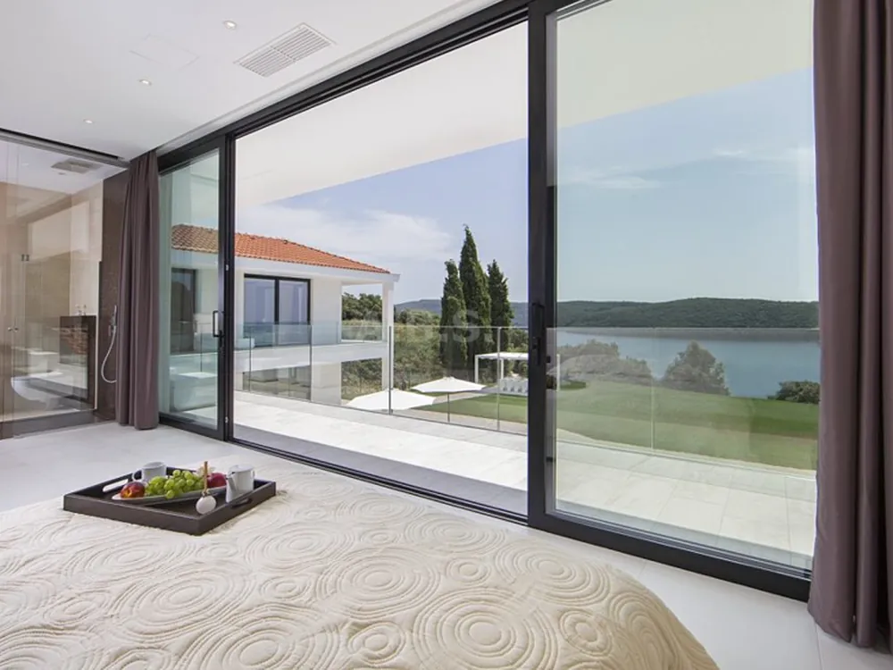 Großformatiges Schiebeelement mit Blick auf Terrasse und Landschaft