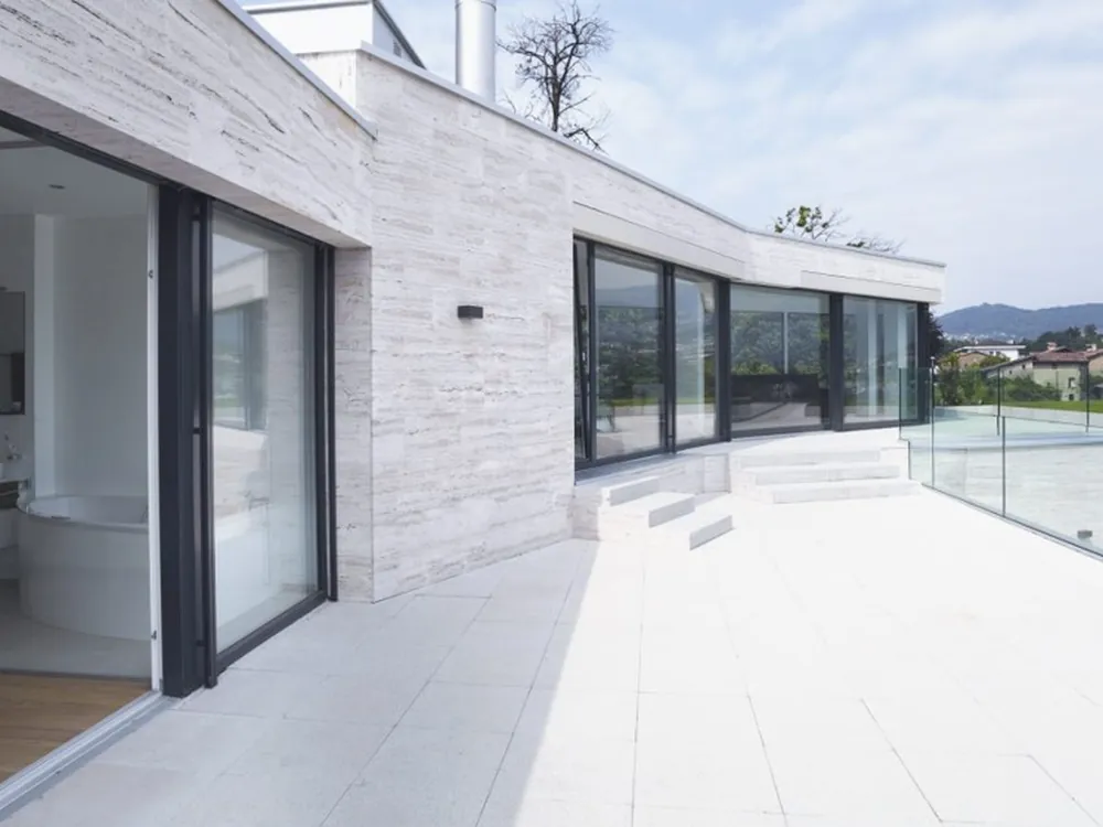 Moderne Terrassenfassade mit mehreren großformatigen Schiebeelementen