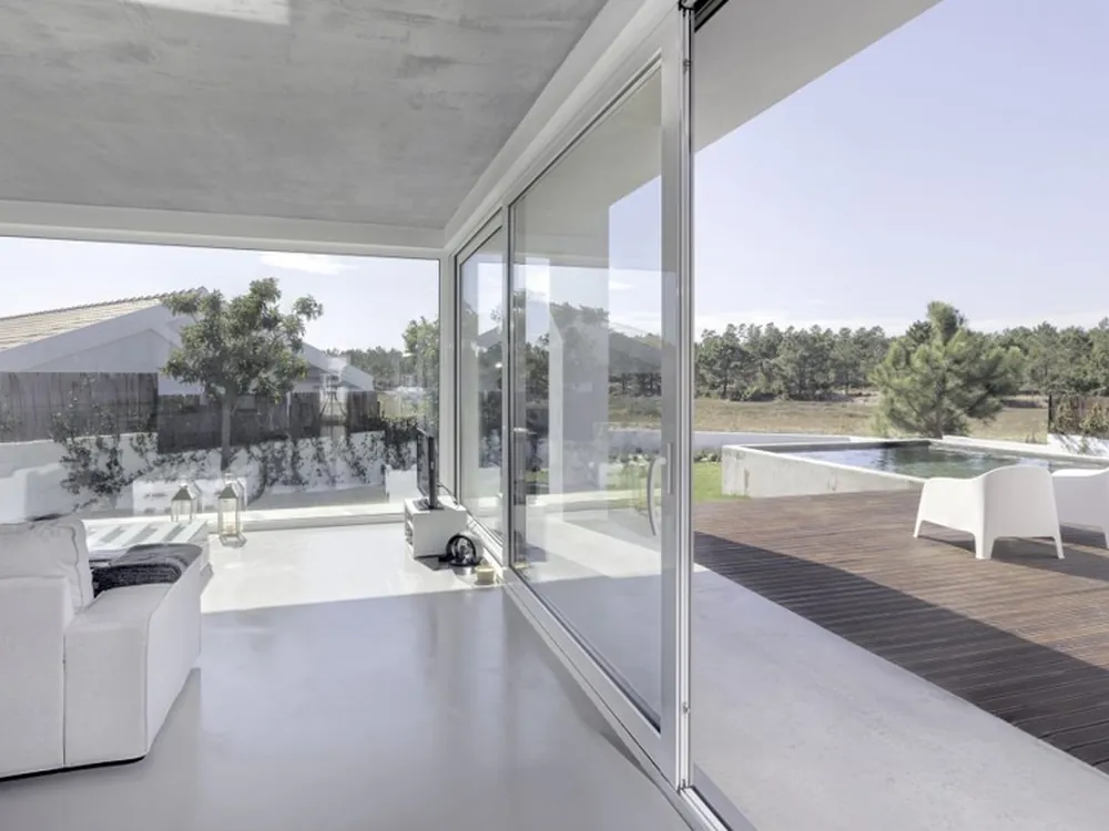 Moderner Wohnraum mit großem Schiebeelement zur Terrasse