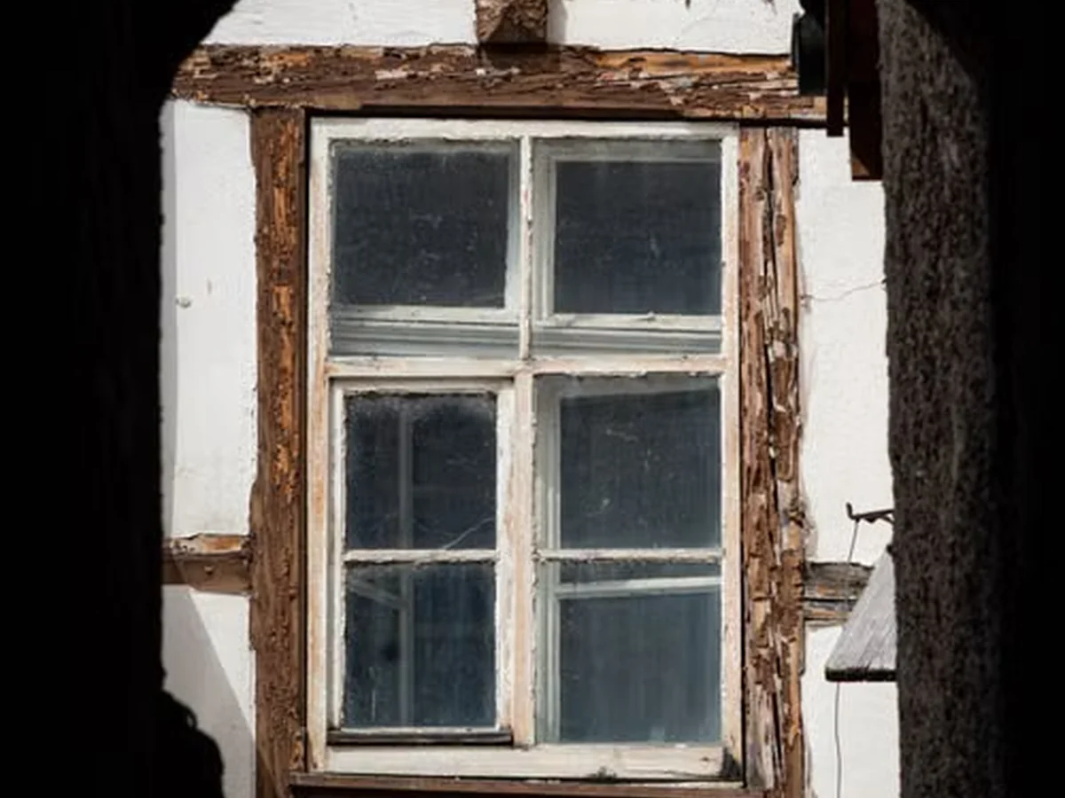 Historisches, verwittertes Holzfenster in Fachwerk