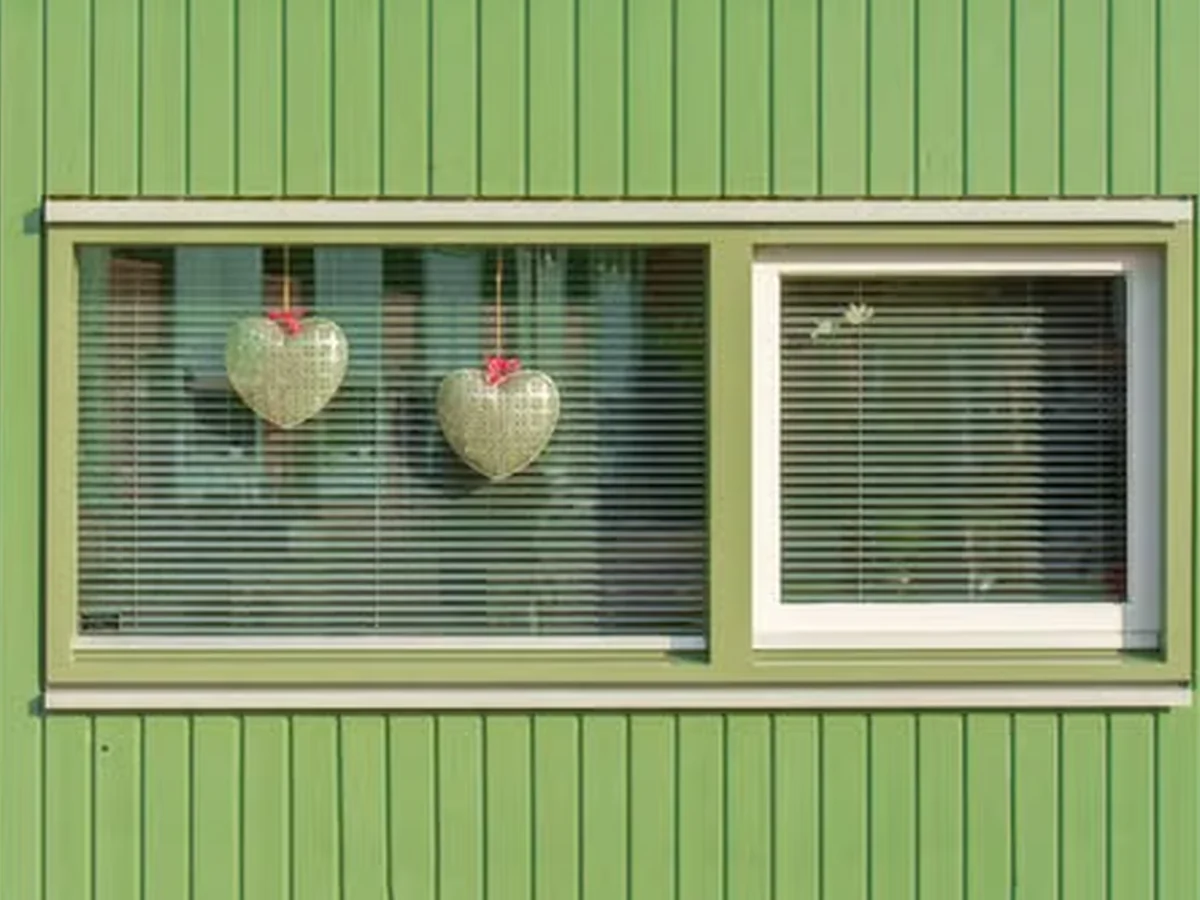 Breites horizontales Fenster an einer schlichten Fassade